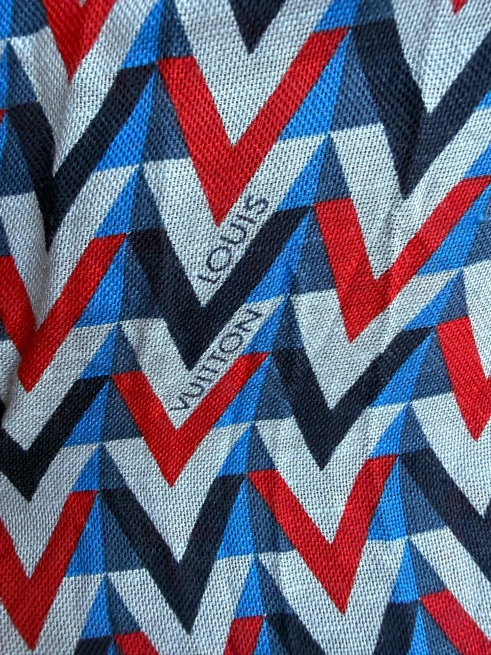 Excellent Condition Louis Vuitton Lightweight Shawl in Blue, Red, White w/ COA - Picture 8 of 8